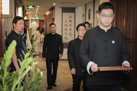 罗湖区委统战部副部长、工商联党组书记叶志伟一行到亿万28调研
