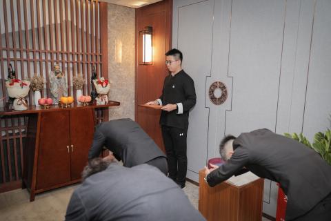 罗湖区委统战部副部长、工商联党组书记叶志伟一行到亿万28调研