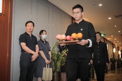 罗湖区委统战部副部长、工商联党组书记叶志伟一行到亿万28调研