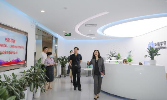 罗湖区委统战部副部长、工商联党组书记叶志伟一行到亿万28调研