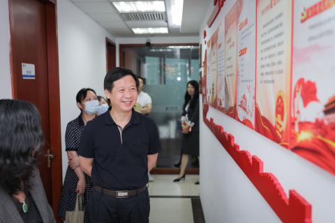 罗湖区委统战部副部长、工商联党组书记叶志伟一行到亿万28调研