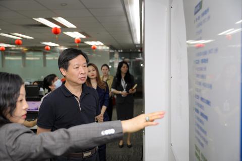 罗湖区委统战部副部长、工商联党组书记叶志伟一行到亿万28调研