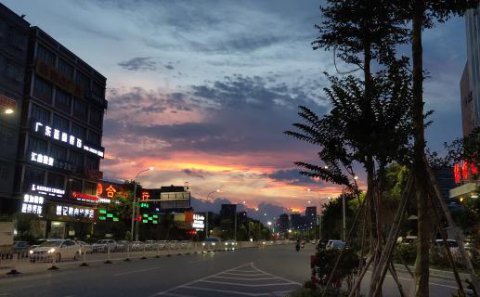 亿万28：小米靠什么跻身国产手机品牌？战略定位很重要！（一）