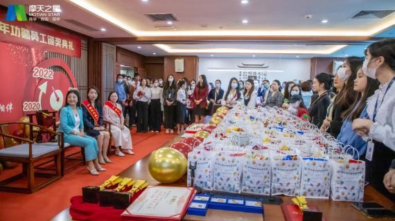 “ 感恩有你 · 一路相伴 ”亿万2810年功勋员工颁奖典礼圆满举办